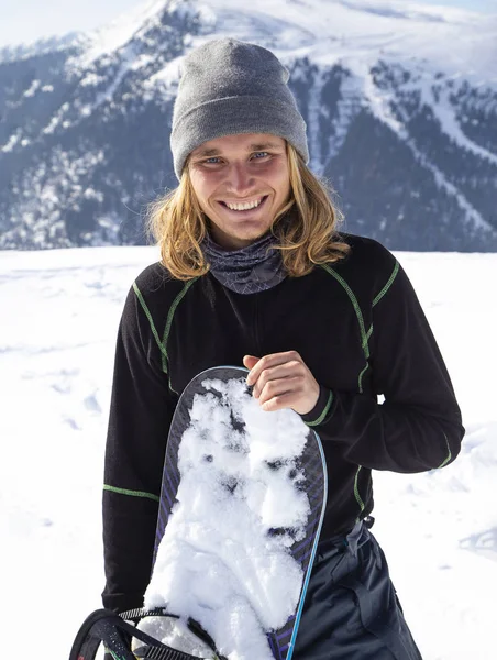 Profesionální snowboardista v Alpách. Itálie Val di fassa — Stock fotografie