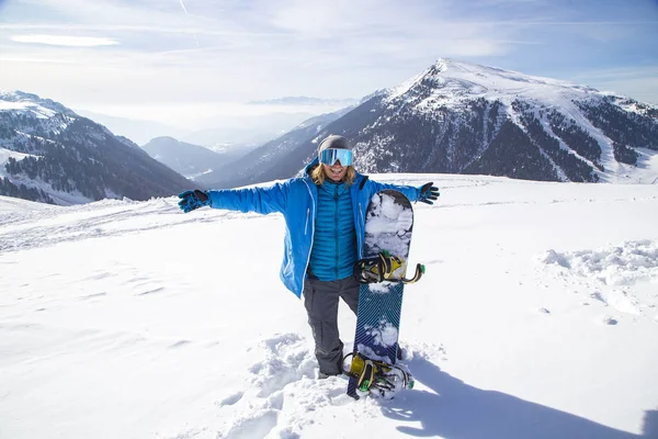 Profesionální snowboardista v Alpách. Itálie Val di fassa — Stock fotografie