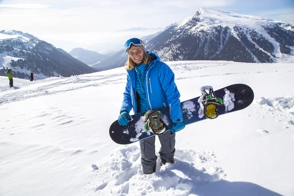Profesionální snowboardista v Alpách. Itálie Val di fassa — Stock fotografie