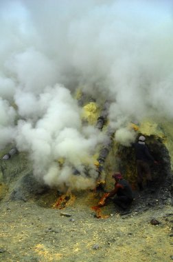 Kükürt incelemesi activ voulcan Ijen'de, Endonezya krater