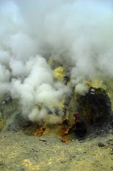 Sulfur mining at the crater of activ voulcan Ijen, Indonesia — Stock Photo, Image