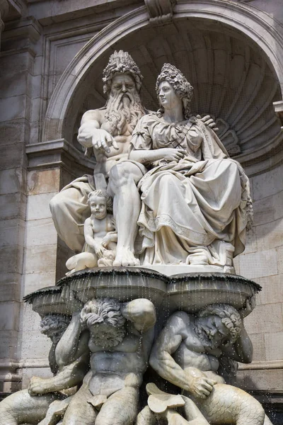 Neptun-Statue. Albertina, Wien, Österreich — Stockfoto