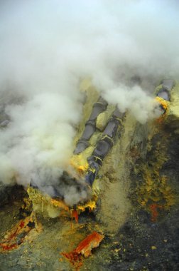 Kükürt incelemesi krater olarak aktif yanardağ Ijen'de, Endonezya