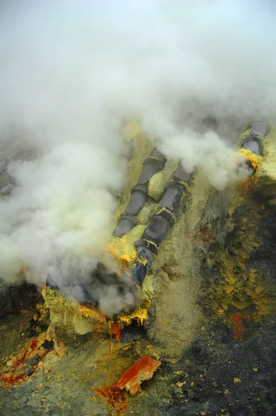 印度尼西亚伊珍活火山火山口的硫磺开采 免版税图库照片