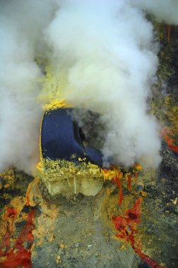 Kükürt incelemesi activ voulcan Ijen'de, Endonezya krater