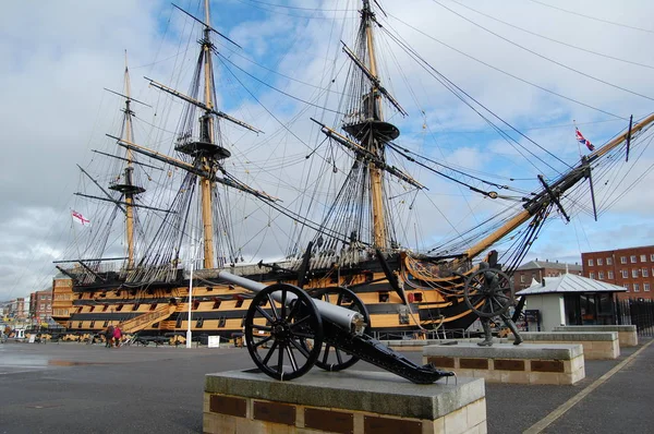 Portsmouth, Hampshire, İngiltere, Birleşik Krallık'taki limanında Hms zaferin dış görünümü — Stok fotoğraf