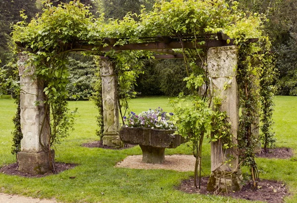 Alcoba con jarrón de flores en el jardín — Foto de Stock