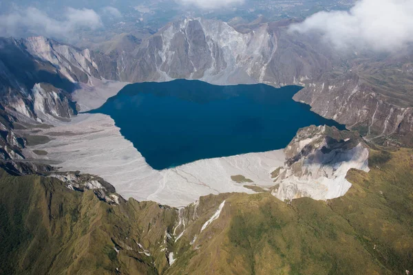 The crater of Mt. Pinatubo from the air, Philippines — Stock Photo, Image