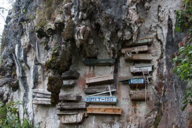 Yakın çekim bazı asılı tabutlar, Sagada, Luzon, Filipinler ile bir dağ-Duvar resmini