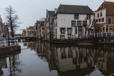 Kanal ve evler eski bölümü Alkmaar, Hollanda