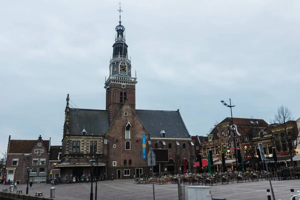 Kyrkan i den gamla delen av Alkmaar, Nederländerna — Stockfoto