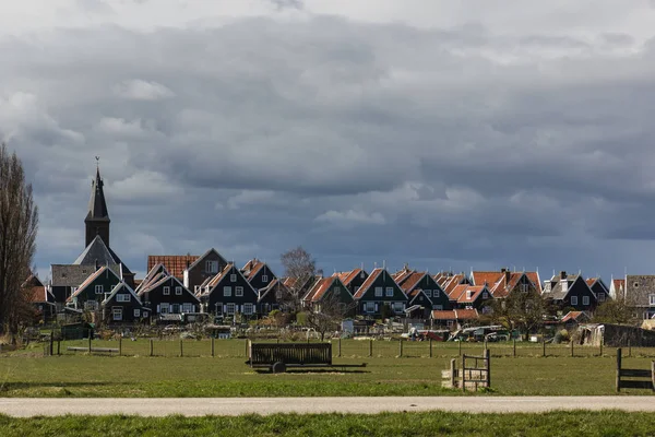 Typical Dutch village Marken with wooden green houses and small ditches, The Netherlands — Stock Photo, Image