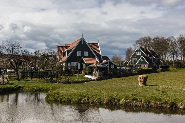 Typisch Nederlandse dorpje Marken met houten groene huizen en kleine sloten, Nederland — Stockfoto