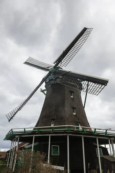 Fila de molinos de viento del Zaanse Schans en Holanda, Países Bajos —  Fotos de Stock