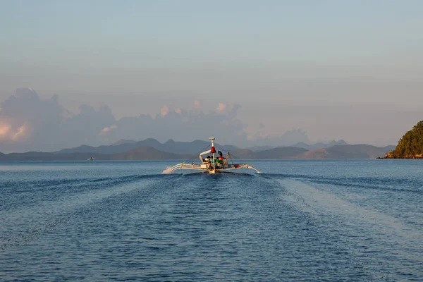 Philippines bateau bangka à l'heure du lever du soleil — Photo