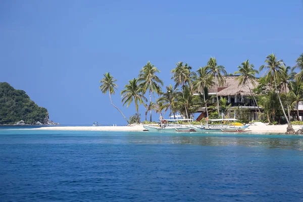 Isola abbandonata con palme e una casa nel mare, El Nido, isola Palawan, provincia Palawan, Filippine — Foto Stock