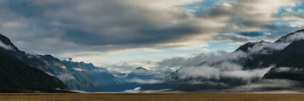 Vallée d'Eglinton vue dégagée avec prairies au premier plan le long de la route de Milford en Nouvelle-Zélande . — Photo