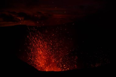 Patlama Yasur vulcano, krater kenarında Tanna, Vanuatu günbatımı