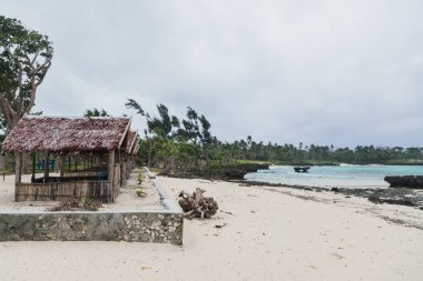Sahil boyunca Rüzgar fırtınası sırasında çökmesini dalgalar deniz. : Efate, Vanuatu