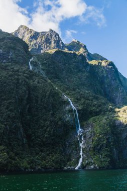 Stirling Falls. Milford ses. Fiordland Milli Parkı, South Island, Yeni Zelanda