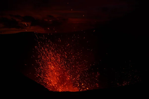Έκρηξη του ηφαιστείου Yasur vulcano, ηλιοβασίλεμα στην άκρη του κρατήρα, Tanna, Βανουάτου — Φωτογραφία Αρχείου