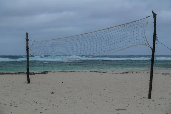 Les vagues de la mer s'écrasent sur la plage pendant la tempête de vent. Efate, Vanuatu — Photo