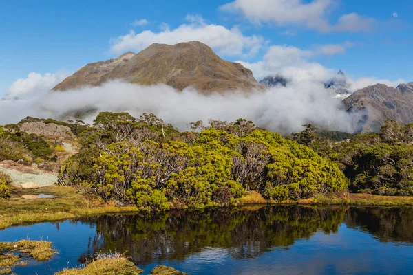 Mountain lake en wolken, sleutel top Trail, Routeburn Track, Nieuw-Zeeland — Stockfoto