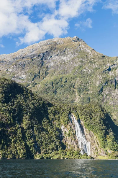 Bowen Falls. Milford Sound. Fiordland national park, Jižní ostrov, Nový Zéland — Stock fotografie