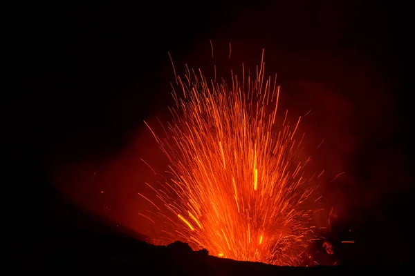 火山喷发 Yasur 乌尔卡诺, 日落在火山口边缘, 坦纳, 瓦努阿图 图库图片