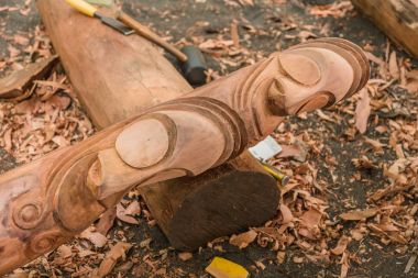 Ahşap tam tams veya bölünmüş gonglar ağaç gövdeleri dışında yerel sözümüzün temsilcisi heykel. Olal Köyü oynayamam, Ambrym Adası, Malampa il, Vanuatu.