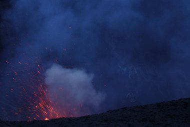 Patlama Yasur vulcano, krater kenarında Tanna, Vanuatu günbatımı