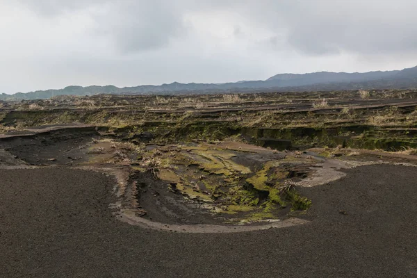 Camino al cráter Benbow, Isla Ambrym caldera volcánica, Malampa provincia-Vanuatu . — Foto de Stock