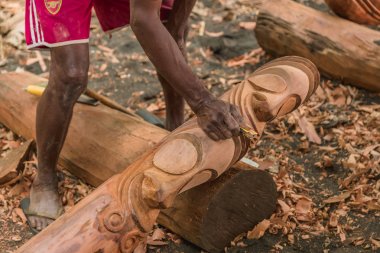 Ahşap tam tams veya bölünmüş gonglar ağaç gövdeleri dışında yerel sözümüzün temsilcisi heykel. Olal Köyü oynayamam, Ambrym Adası, Malampa il, Vanuatu.