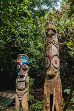 Ahşap tam tams veya bölünmüş gonglar ağaç gövdeleri dışında yerel sözümüzün temsilcisi heykel. Fanla Köyü, Ambrym Adası, Malampa il, Vanuatu.