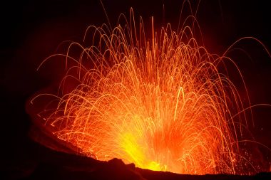 Patlama Yasur vulcano, krater kenarında Tanna, Vanuatu günbatımı