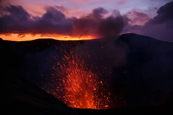 Kitörés Yasur vulcano, naplemente, a kráter szélén, Tanna, Vanuatu — Stock Fotó