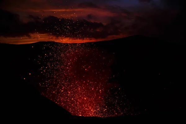 Erupción Yasur vulcano, puesta de sol en el borde del cráter, Tanna, Vanuatu —  Fotos de Stock