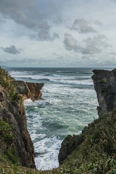 Punakaiki 煎饼岩石和气孔, 西海岸, 新西兰 免版税图库照片