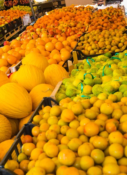 Las frutas y verduras tienen beneficios para la salud . —  Fotos de Stock