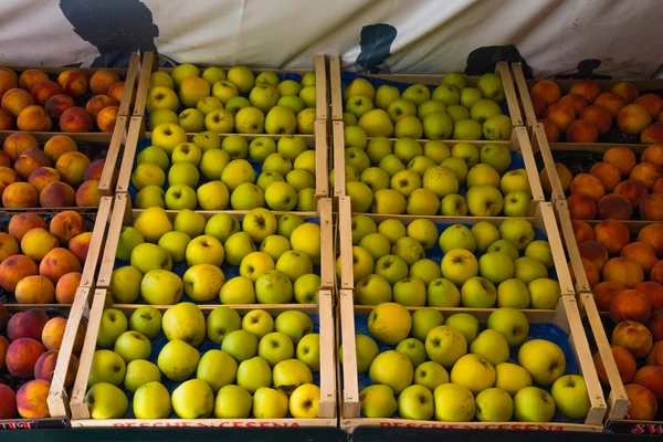 Foto de manzanas coloridas en cajas de madera —  Fotos de Stock