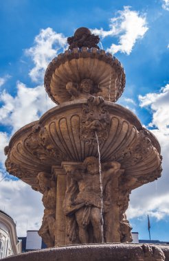 Çeşme ve hazine Prag Kalesi ikinci avluda üzerinde bulunan, Çek Cumhuriyeti