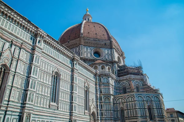 Italia Catedral de Florencia en el fondo del cielo azul — Foto de Stock
