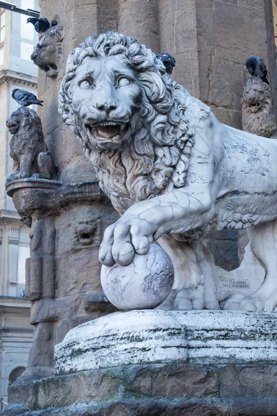 意大利佛罗伦萨的美第奇家族狮子雕像 — 图库照片