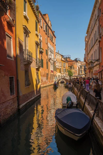 Canal con góndolas en Venecia, Italia — Foto de Stock