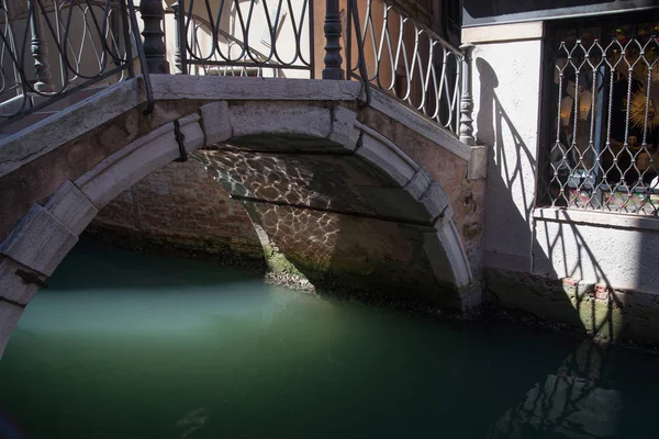 Puente sobre la calle en Venecia — Foto de Stock