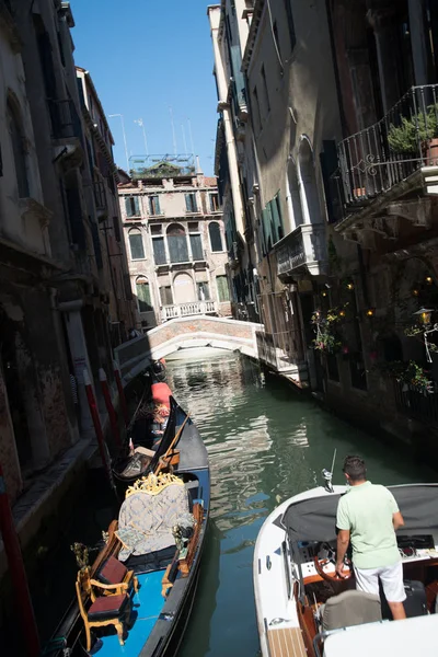 Canal con góndolas en Venecia, Italia — Foto de Stock