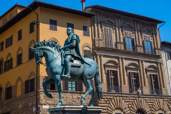 La estatua de Cosme I de Medici en Piazza della Signoria en Florencia, Italia — Foto de Stock