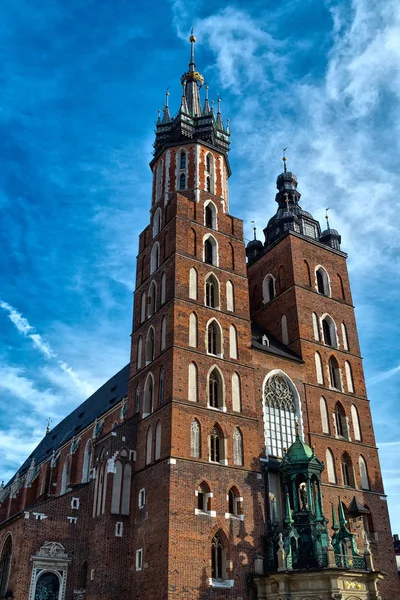 Im Hintergrund die Marienkirche auf dem Marktplatz. Basilika Mariacka. Krakau. Polen. — Stockfoto