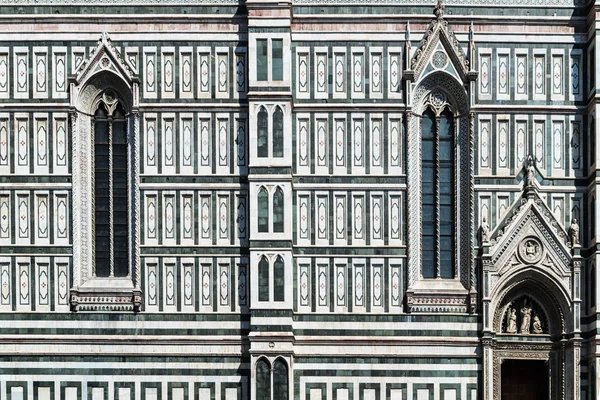 La ventana gótica - el detalle de la fachada la catedral Duomo en Florencia, Italia —  Fotos de Stock