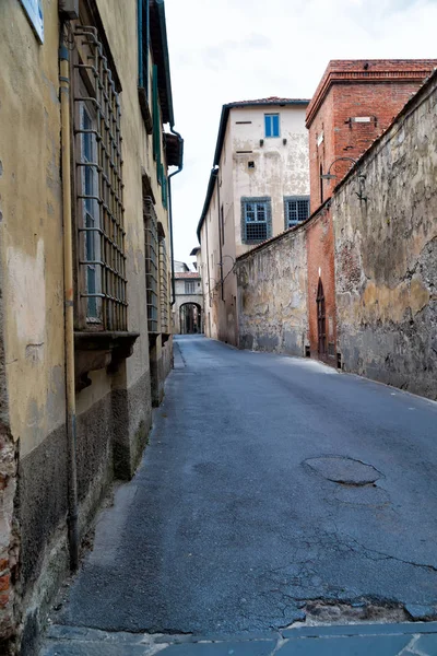 Old street w mieście Lukka — Zdjęcie stockowe